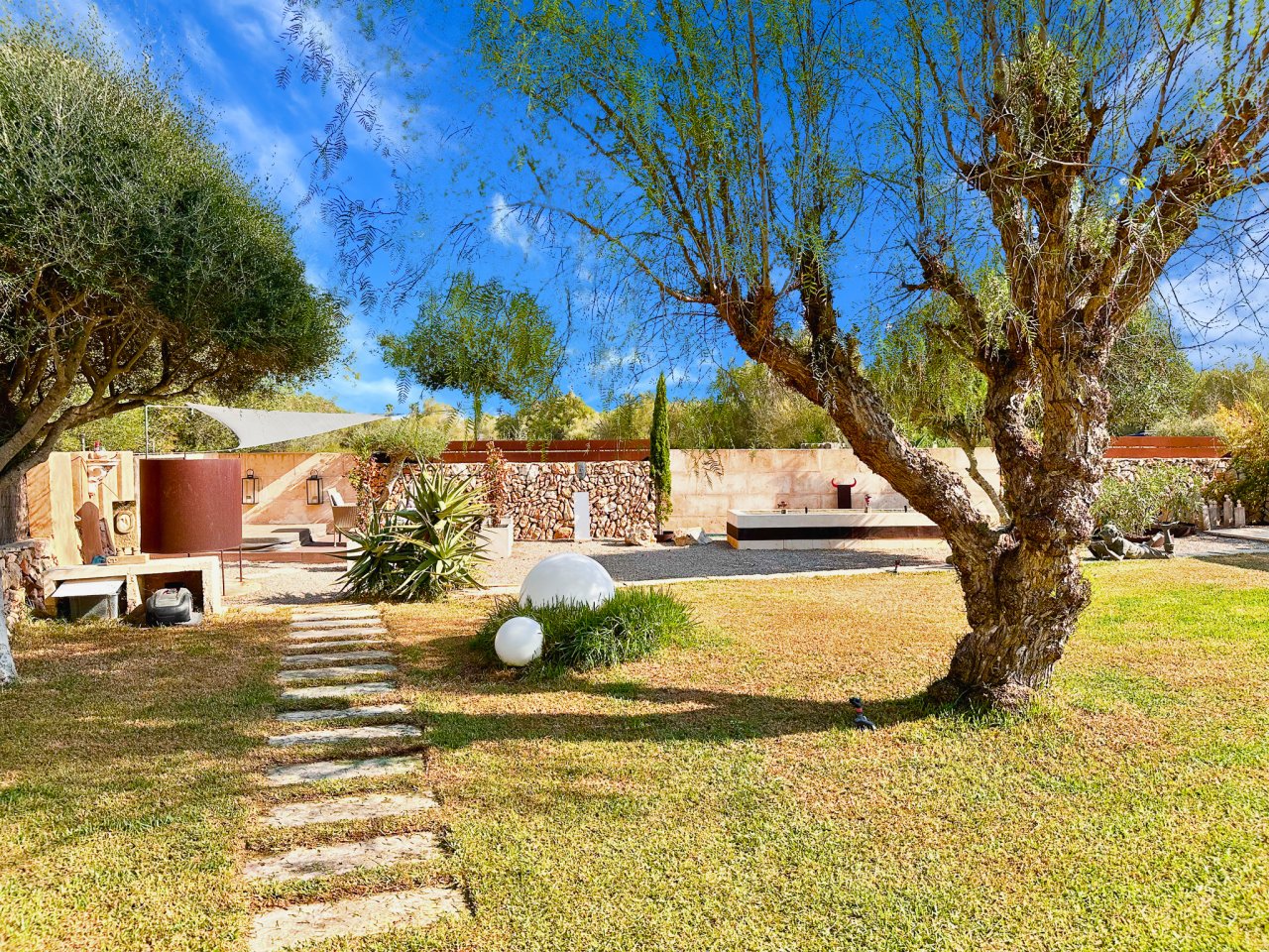 Ein Ort zum Ankommen: Stilvolle Finca bei Santanyí mit Gartenidylle und Inselcharme.