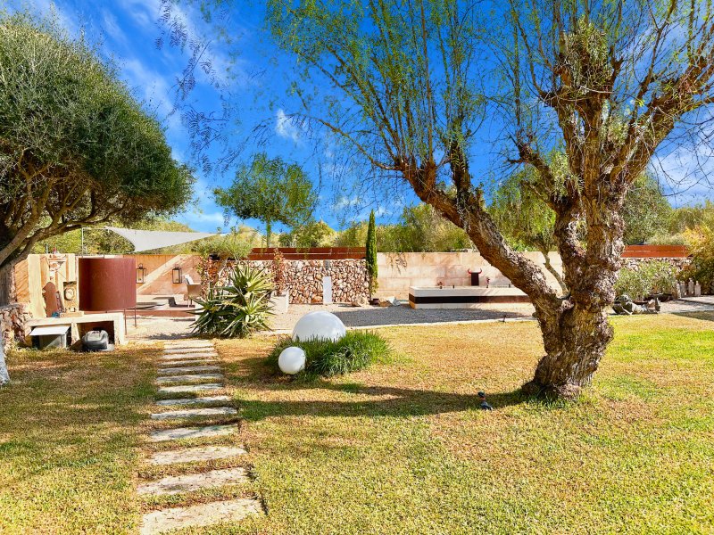 Ein Ort zum Ankommen: Stilvolle Finca bei Santanyí mit Gartenidylle und Inselcharme.