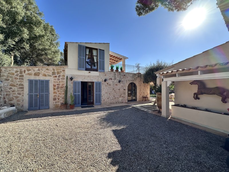 Ein Ort zum Ankommen: Stilvolle Finca bei Santanyí mit Gartenidylle und Inselcharme.