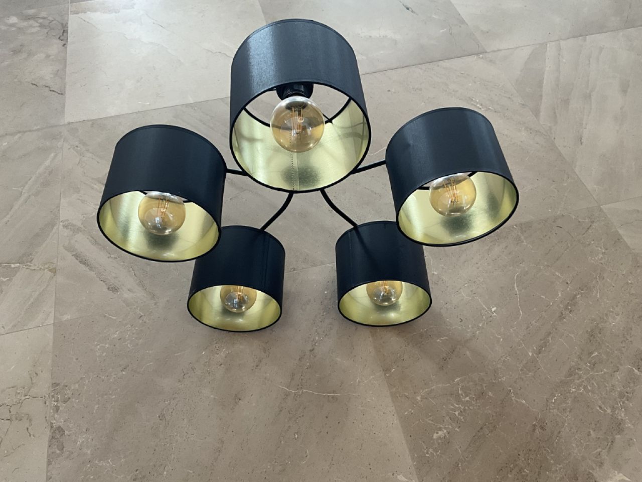 Eine Pendelleuchte und eine Deckenleuchte zu verschenken