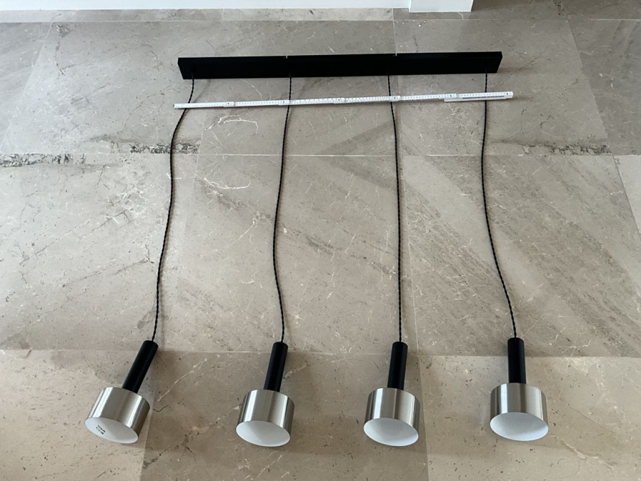 Eine Pendelleuchte und eine Deckenleuchte zu verschenken