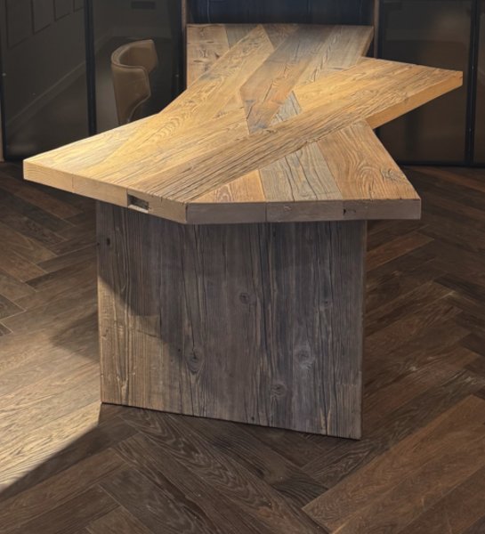 Mesa de comedor de diseño única de roble macizo — pieza única — 260 x 110/140 x 70 cm