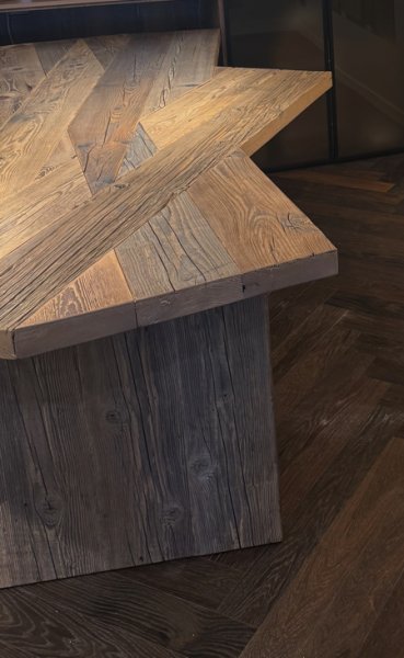 Mesa de comedor de diseño única de roble macizo — pieza única — 260 x 110/140 x 70 cm