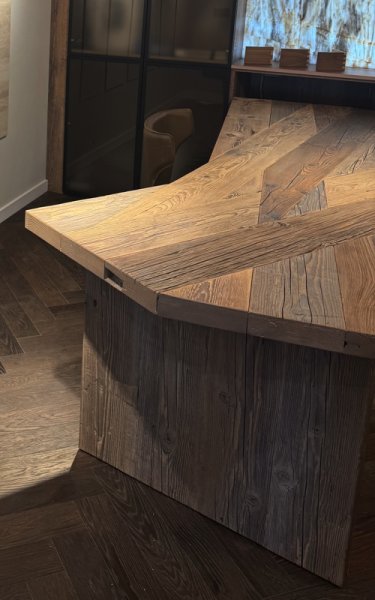 Mesa de comedor de diseño única de roble macizo — pieza única — 260 x 110/140 x 70 cm