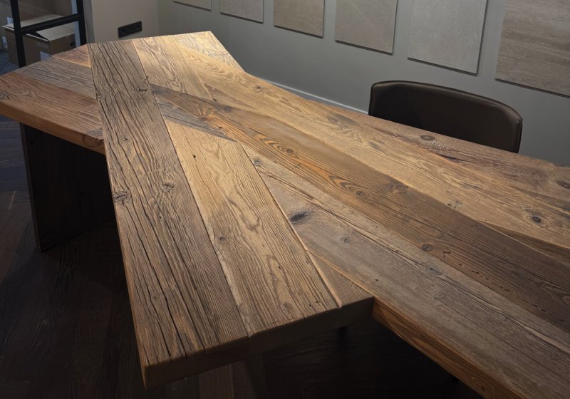 Mesa de comedor de diseño única de roble macizo — pieza única — 260 x 110/140 x 70 cm