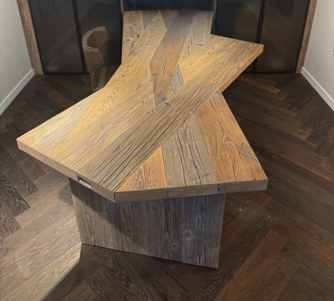 Mesa de comedor de diseño única de roble macizo — pieza única — 260 x 110/140 x 70 cm