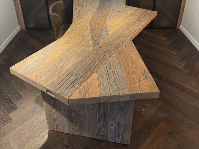 Mesa de comedor de diseño única de roble macizo — pieza única — 260 x 110/140 x 70 cm