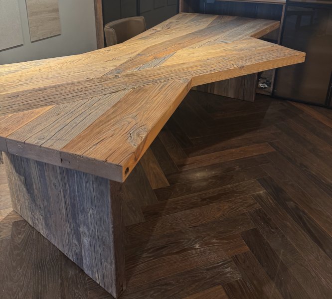 Mesa de comedor de diseño única de roble macizo — pieza única — 260 x 110/140 x 70 cm