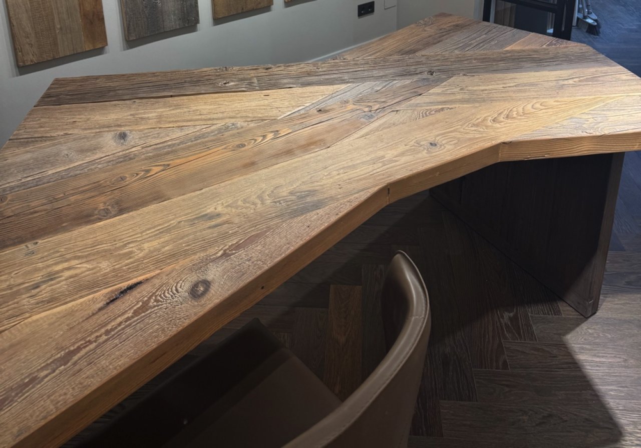 Mesa de comedor de diseño única de roble macizo — pieza única — 260 x 110/140 x 70 cm