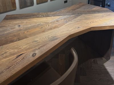 Mesa de comedor de diseño única de roble macizo — pieza única — 260 x 110/140 x 70 cm