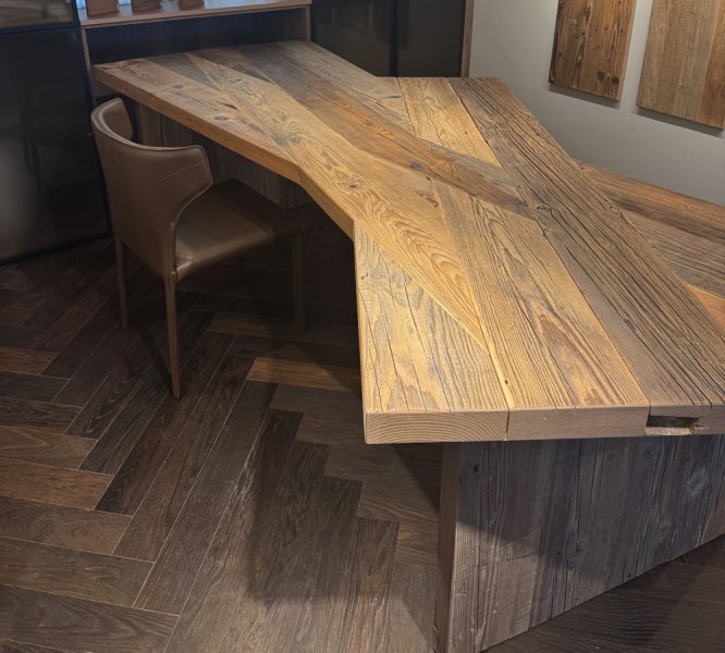 Mesa de comedor de diseño única de roble macizo — pieza única — 260 x 110/140 x 70 cm