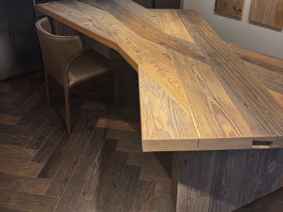 Mesa de comedor de diseño única de roble macizo — pieza única — 260 x 110/140 x 70 cm