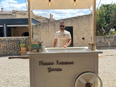 Artisanal Ice Cream Cart for Events and Celebrations
