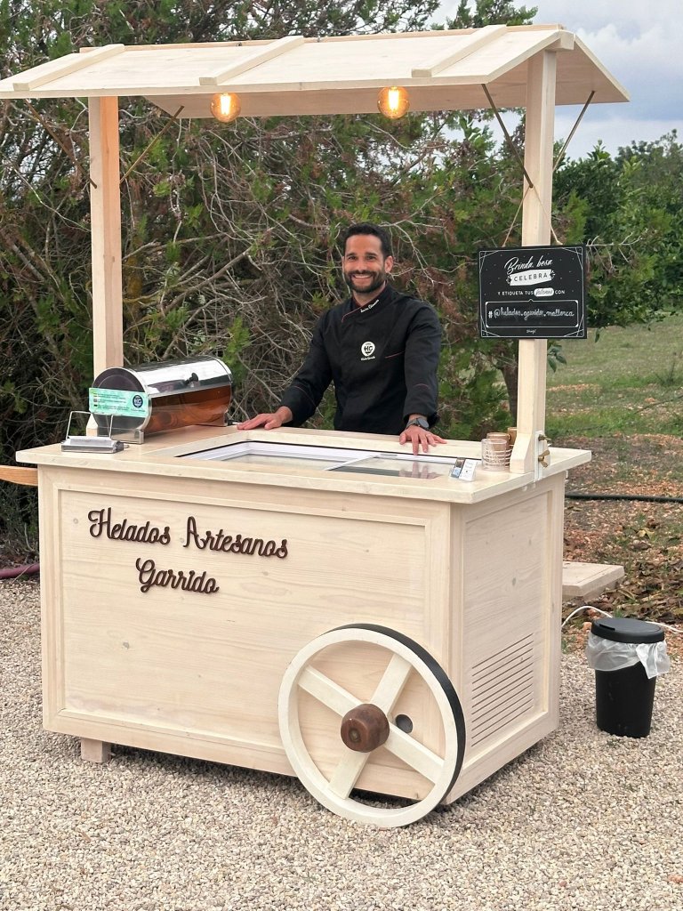 Artisanal Ice Cream Cart for Events and Celebrations