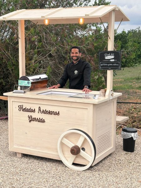 Artisanal Ice Cream Cart for Events and Celebrations