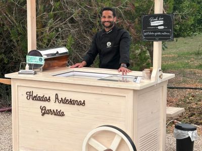 Artisanal Ice Cream Cart for Events and Celebrations