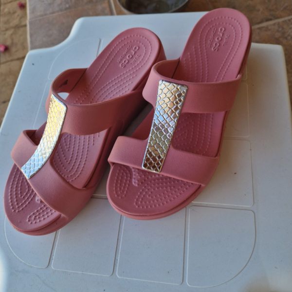 Elegantes Crocs, nuevo tamaño W9