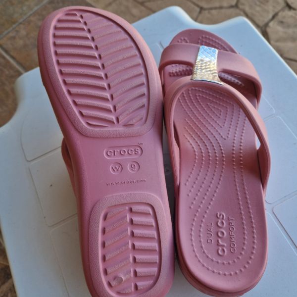 Elegantes Crocs, nuevo tamaño W9