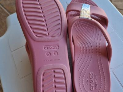 Elegantes Crocs, nuevo tamaño W9