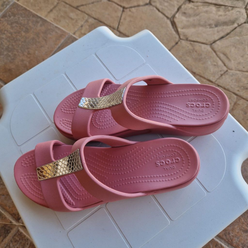 Elegantes Crocs, nuevo tamaño W9