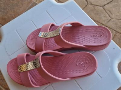 Elegantes Crocs, nuevo tamaño W9