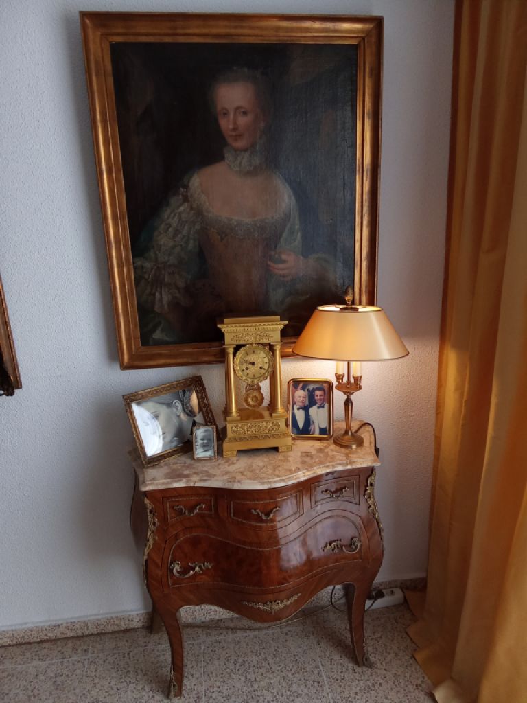 Elegante Rokoko-Kommode – Ein Meisterwerk der Handwerkskunst.