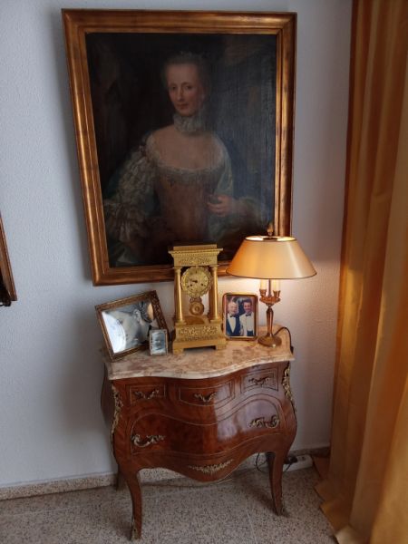 Elegante cómoda rococó – Una obra maestra de la artesanía.