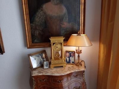 Elegante cómoda rococó – Una obra maestra de la artesanía.