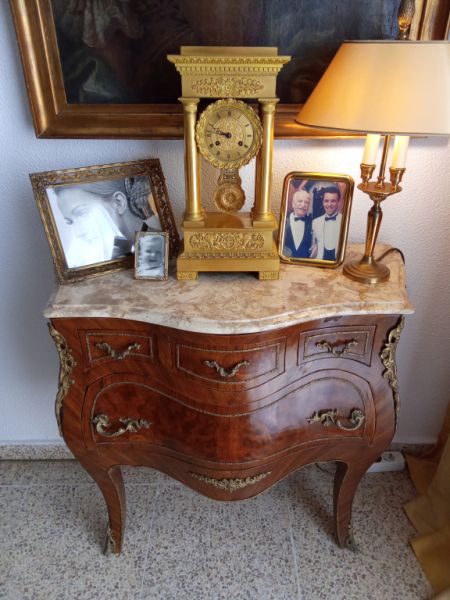 Elegante cómoda rococó – Una obra maestra de la artesanía.