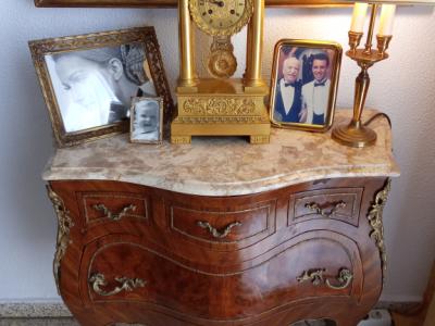 Elegante cómoda rococó – Una obra maestra de la artesanía.