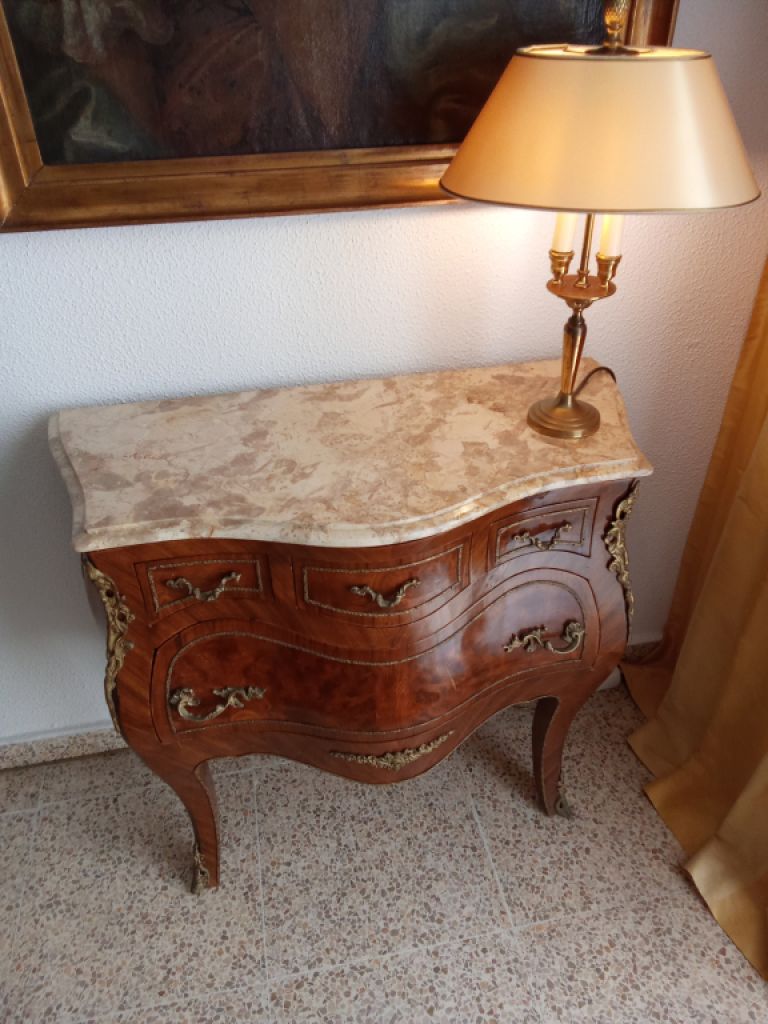 Elegante cómoda rococó – Una obra maestra de la artesanía.