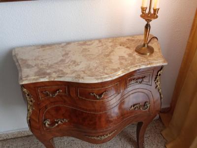 Elegante cómoda rococó – Una obra maestra de la artesanía.