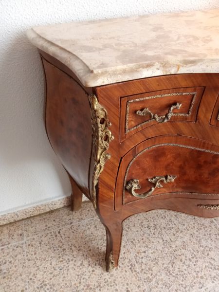 Elegante cómoda rococó – Una obra maestra de la artesanía.