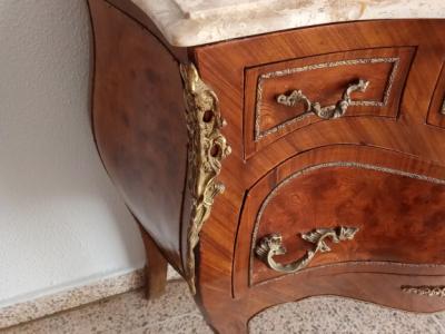 Elegante cómoda rococó – Una obra maestra de la artesanía.