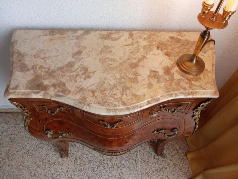 Elegante cómoda rococó – Una obra maestra de la artesanía.