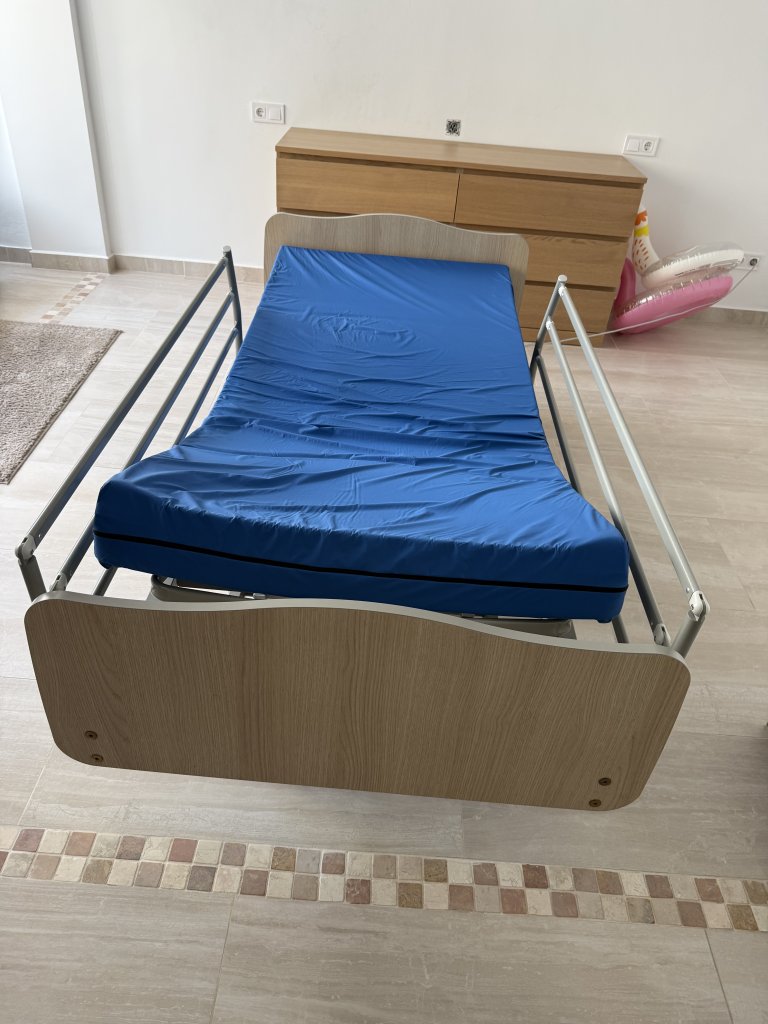 Elektrisches Pflegebett / Krankenbett  neuwertig  unbenutzt/