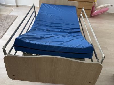 Elektrisches Pflegebett / Krankenbett  neuwertig  unbenutzt/