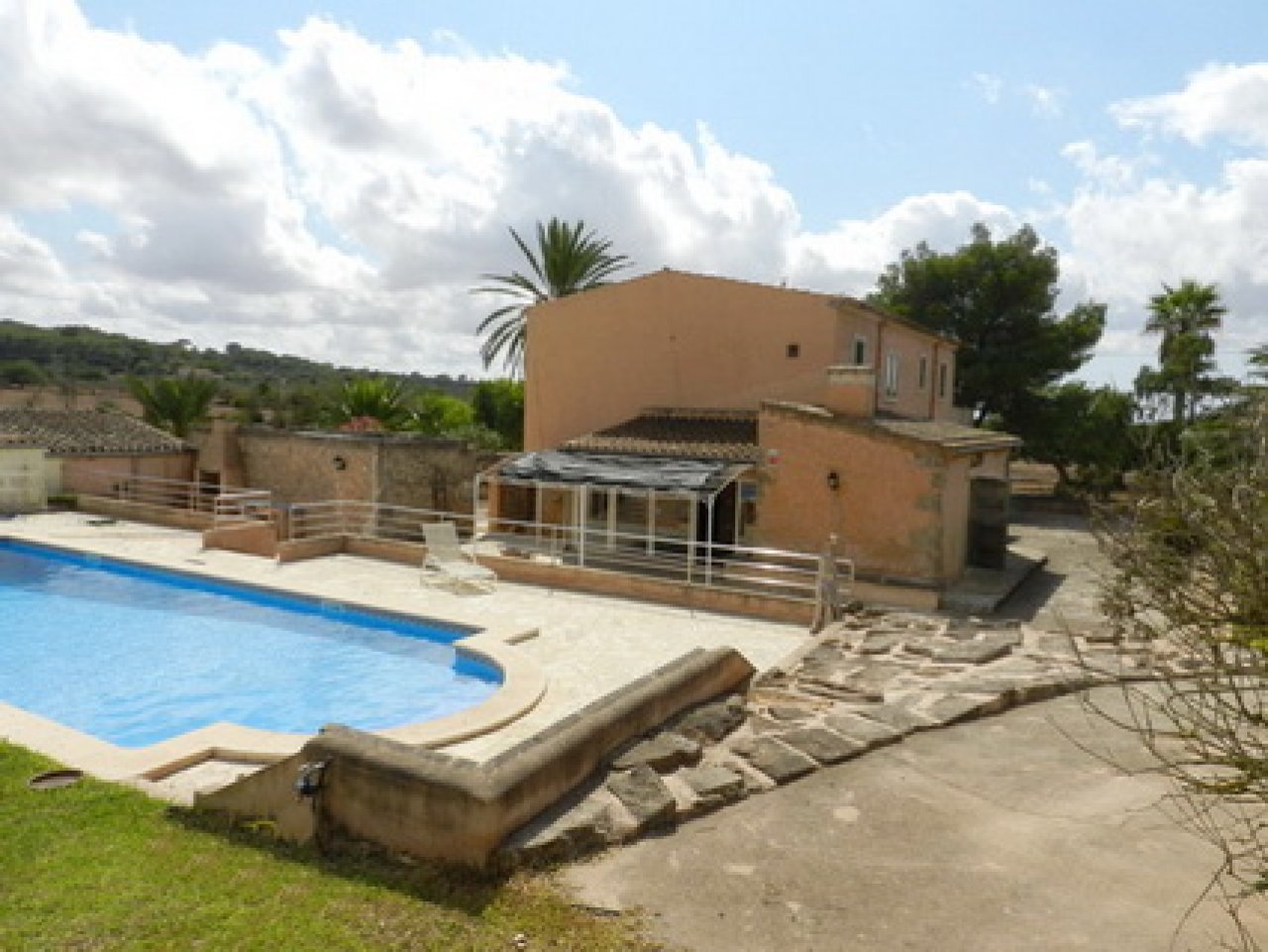 Finca de 2 plantas extremadamente grande con piscina y calefacción central de gasóleo en las afueras de Cas Concos -- F 162