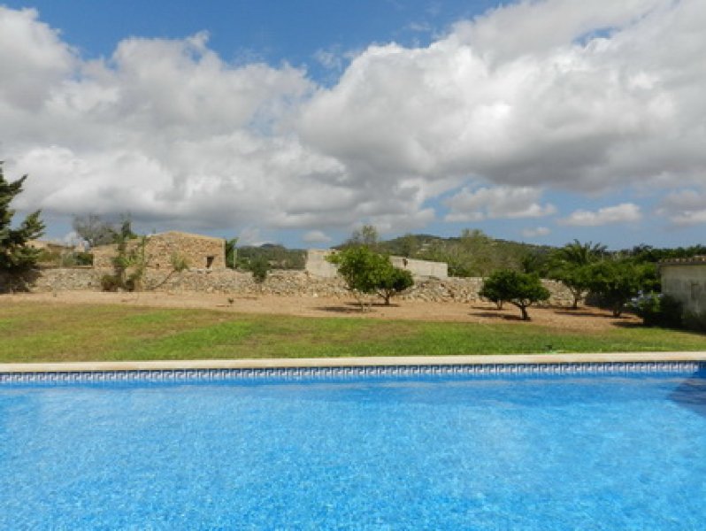 Finca de 2 plantas extremadamente grande con piscina y calefacción central de gasóleo en las afueras de Cas Concos -- F 162