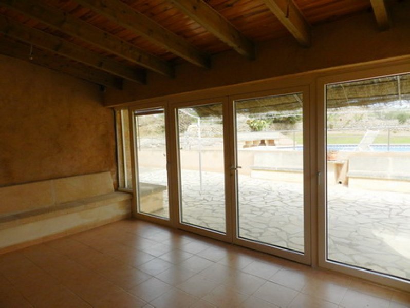 Finca de 2 plantas extremadamente grande con piscina y calefacción central de gasóleo en las afueras de Cas Concos -- F 162