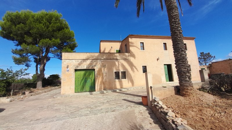 Finca de 2 plantas extremadamente grande con piscina y calefacción central de gasóleo en las afueras de Cas Concos -- F 162