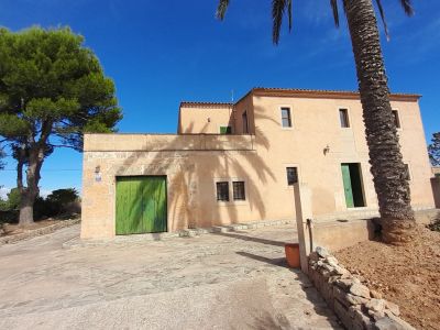 Finca de 2 plantas extremadamente grande con piscina y calefacción central de gasóleo en las afueras de Cas Concos -- F 162
