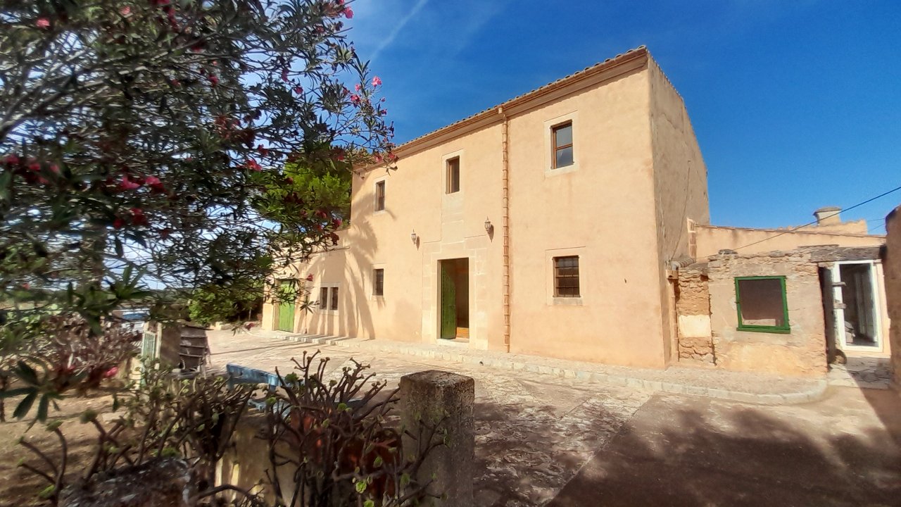 Finca de 2 plantas extremadamente grande con piscina y calefacción central de gasóleo en las afueras de Cas Concos -- F 162