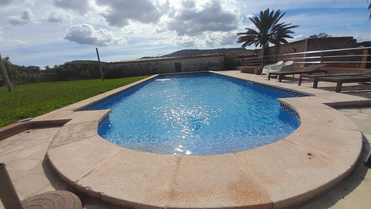 Finca de 2 plantas extremadamente grande con piscina y calefacción central de gasóleo en las afueras de Cas Concos -- F 162
