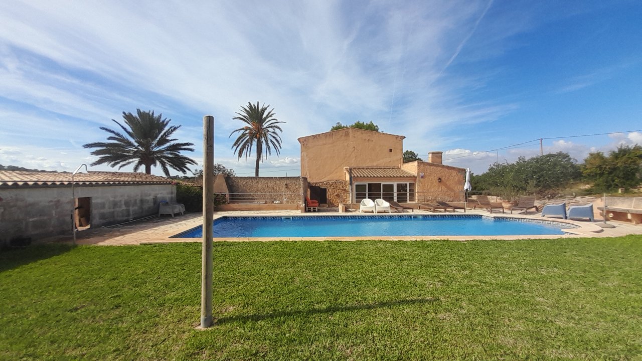 Finca de 2 plantas extremadamente grande con piscina y calefacción central de gasóleo en las afueras de Cas Concos -- F 162