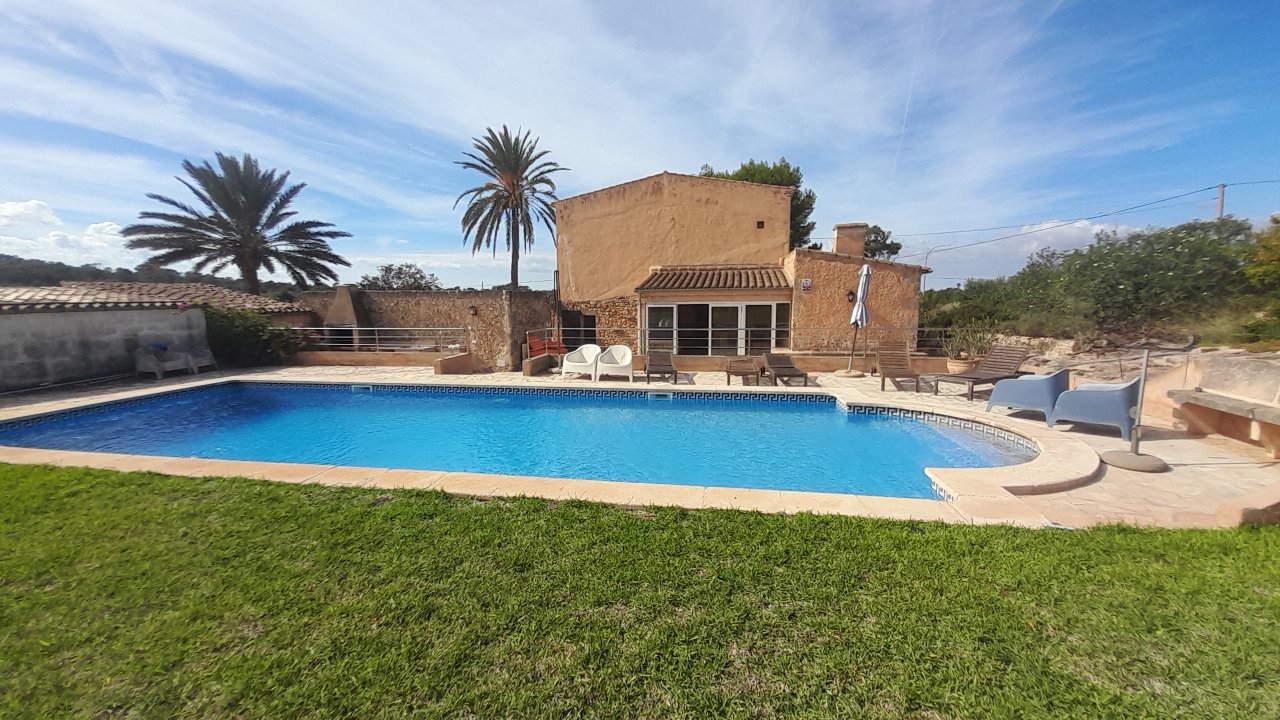 Finca de 2 plantas extremadamente grande con piscina y calefacción central de gasóleo en las afueras de Cas Concos -- F 162