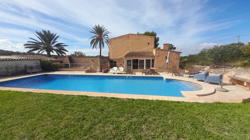 Finca de 2 plantas extremadamente grande con piscina y calefacción central de gasóleo en las afueras de Cas Concos -- F 162