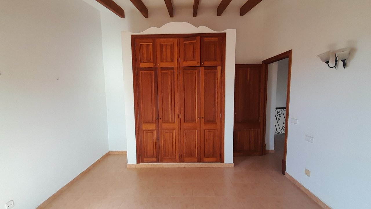 Finca de 2 plantas extremadamente grande con piscina y calefacción central de gasóleo en las afueras de Cas Concos -- F 162