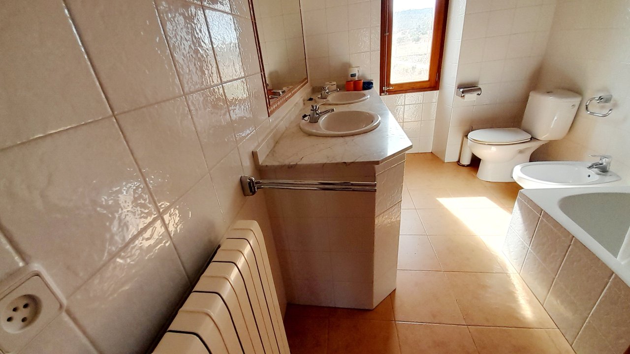 Finca de 2 plantas extremadamente grande con piscina y calefacción central de gasóleo en las afueras de Cas Concos -- F 162