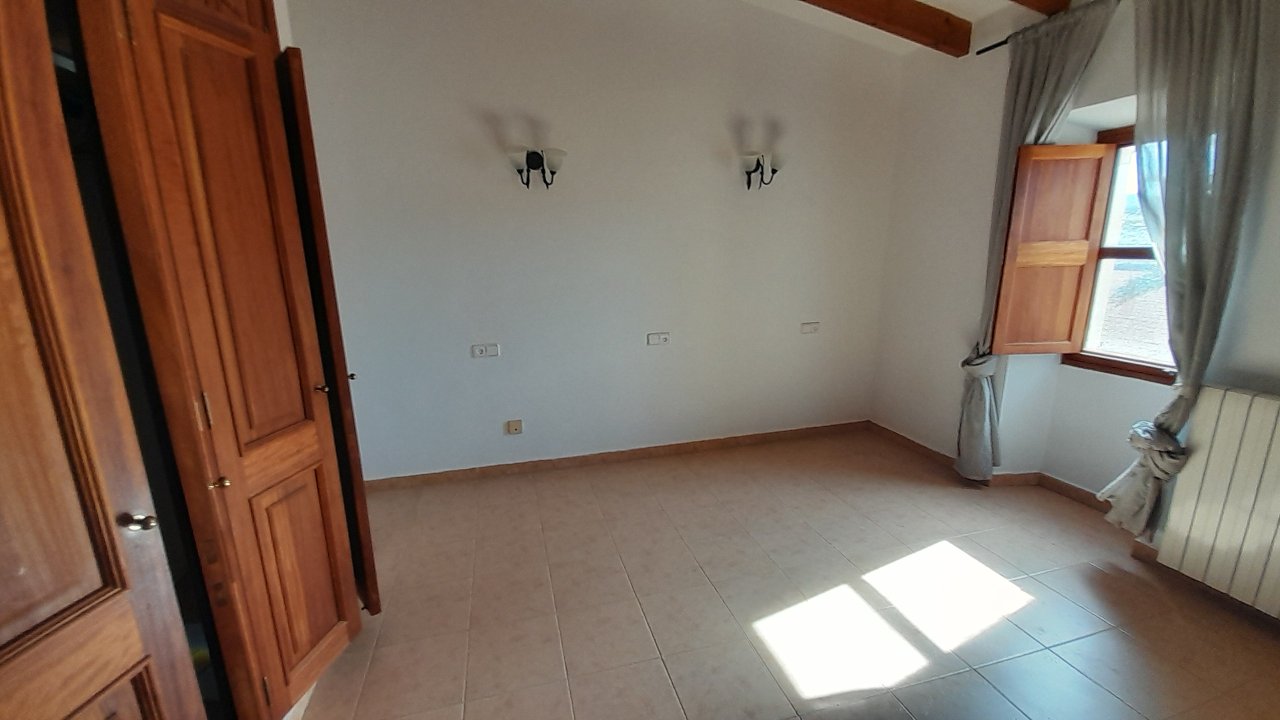 Finca de 2 plantas extremadamente grande con piscina y calefacción central de gasóleo en las afueras de Cas Concos -- F 162